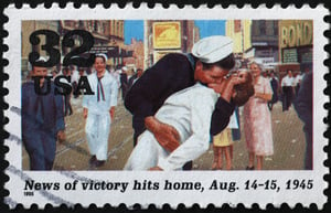 WW-II-sailor-kissing-woman-at-homecoming