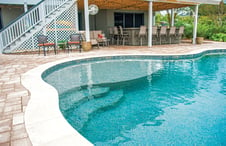  curved-tanning-ledge-on-pool