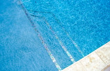 glass-tile-border-on-pool-steps