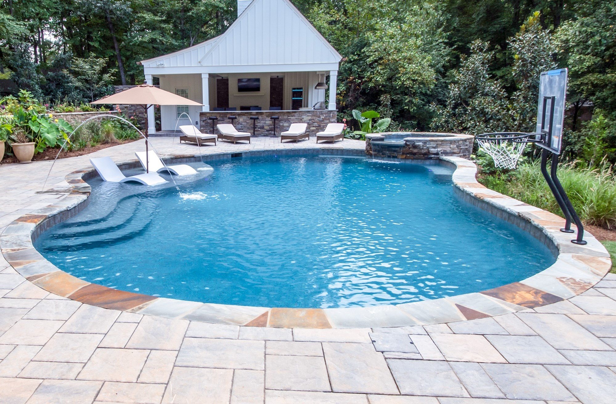 gunite-pool-with-tanning-ledge