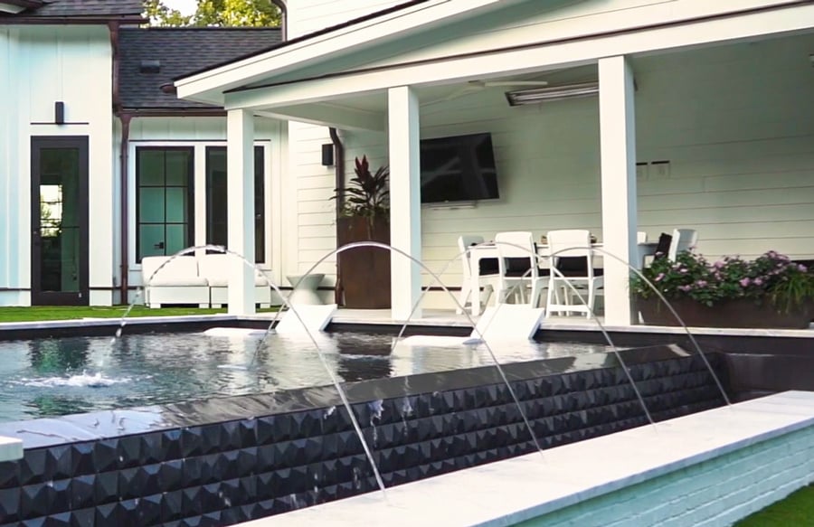 outdoor-TV-mounted-by-infinity-pool