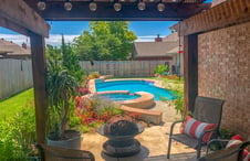 pergola-with-seating-in-backyard