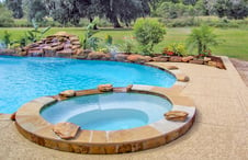 raised-round-gunite-spa-on-pool