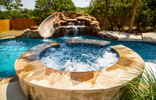 round-flagstone-spa-on-pool-jpg.jpeg