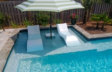 umbrella-on-pool-tanning-ledge