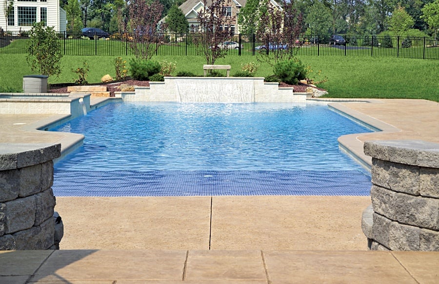 piscina de entrada de playa con azulejos azules