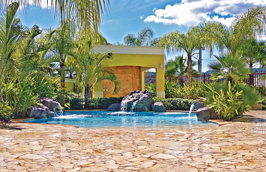 praia piscina com entrada em ambiente tropical