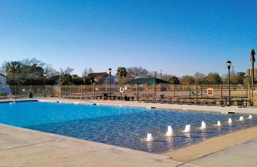 Piscine commerciale à entrée de plage avec fontaines à bulles