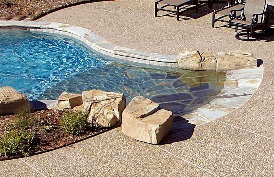 Piscina de entrada a la playa con cantos rodados de acento