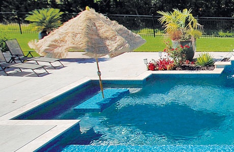 6._Swimming_Pool_with_In-pool_Table_Seating_Umbrella
