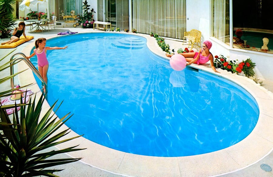 retro-kidney-pool-with-family