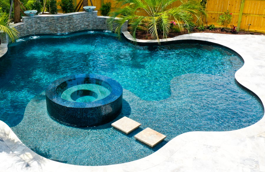 free-form-pool-with-rimflow-spa-with-floating-steps
